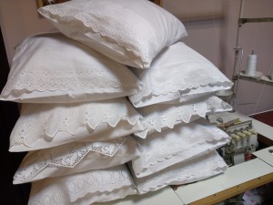 Poduszka z batystowym haftem