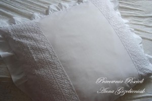 Poszewka z falbankami i gipiurą 70x80