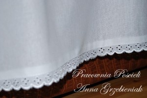 Prześcieradło z falbanami i haftem 180x200