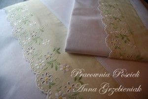 Poszewka z wiosennym haftem 70x80