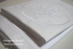 Poszewka z haftowanym medalionem