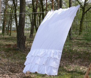 Biała zasłona z falbankami