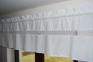 Lambrekin z białej bawełny z koronką 200x50