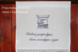 Makatka z haftem "Dobra gospodyni dom wesołym czyni"