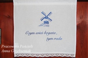 Makatka z haftem " Czym wieś bogata tym rada"