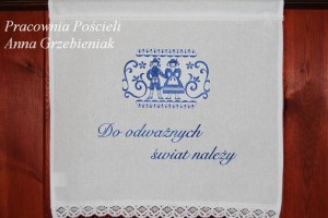 Makatka z haftem "Do odważnych świat należy"