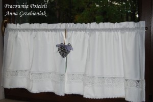 Zazdrostki z różaną koronką