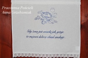 Makatka z haftem "Gdy żona jest wesoła jak gotuje, to mężowi dobrze obiad smakuje"