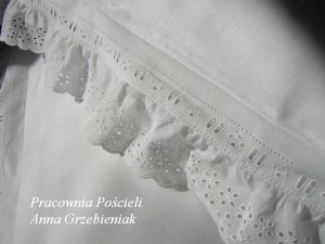 Poszewka - haftowane falbanki 70x80cm